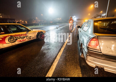 Zgierz, Polen. 24. November 2018. Über 50 Fahrer und ihre Drift Autos, einige von dann mit 500-700 PS-Motoren sind Treffen ist Zgierz in Zentral Polen für Saison schließen. Es ist dunkel und nass. Robert Pastryk/Alamy leben Nachrichten Stockfoto