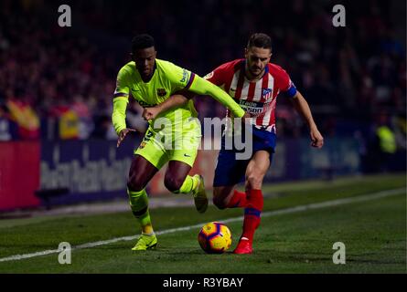 NÃ©lson Semedo des FC Barcelona, und Koke von Atletico de Madrid während der LaLiga 2018/19 Match zwischen Atletico de Madrid und Barcelona, in Wanda Metropolitano Stadion in Madrid am 24. November 2018. (Foto von Guille Martinez/Cordon Cordon Drücken Drücken) Stockfoto