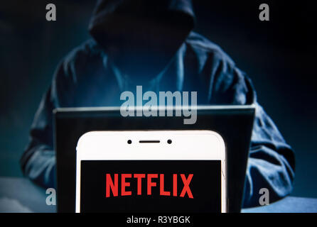 Hong Kong. 22 Nov, 2018. American global on-demand Internet Streaming Media Anbieter Netflix Logo ist auf ein Android mobile Gerät mit einer Abbildung der Hacker im Hintergrund zu sehen. Credit: Miguel Candela/SOPA Images/ZUMA Draht/Alamy leben Nachrichten Stockfoto