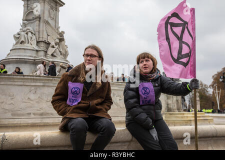 24. November 2018. London, Großbritannien. "Klima Demonstranten Aussterben Rebellion' in Central London gezeigt mit einem Trauerzug, inklusive einem unten außerhalb der Downing Street und zum Buckingham Palace sitzen. David Rowe/Alamy Leben Nachrichten. Stockfoto