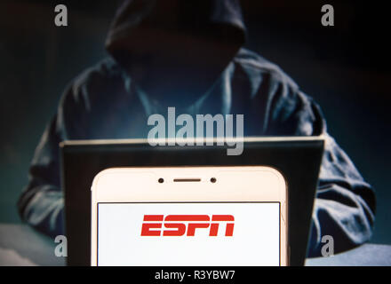 Hong Kong. 22 Nov, 2018. American Sports Fernsehsender ESPN Logo ist auf ein Android mobile Gerät mit einer Abbildung der Hacker im Hintergrund zu sehen. Credit: Miguel Candela/SOPA Images/ZUMA Draht/Alamy leben Nachrichten Stockfoto