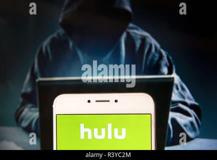 Hong Kong. 22 Nov, 2018. American global on-demand Internet Streaming Media provider Hulu Logo ist auf ein Android mobile Gerät mit einer Abbildung der Hacker im Hintergrund zu sehen. Credit: Miguel Candela/SOPA Images/ZUMA Draht/Alamy leben Nachrichten Stockfoto