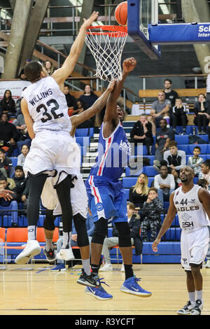 Crystal Palace Sports Centre, London, 24. Nov 2018. Die Spannungen hoch in der Britischen Basketball Liga (BBL) Meisterschaftspiel zwischen Hosts London City Royals und Gäste Newcastle Adler. Royals Gewinnen 98-81 gegen die Adler. Credit: Imageplotter Nachrichten und Sport/Alamy leben Nachrichten Stockfoto