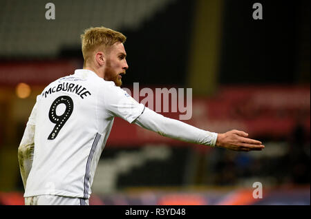 Swansea, Großbritannien. 24. November 2018. Oli McBurnie von Swansea City an schaut. EFL Skybet Meisterschaft übereinstimmen, Swansea City v Norwich City an der Liberty Stadium in Swansea, Südwales am Samstag, den 24. November 2018. Dieses Bild dürfen nur für redaktionelle Zwecke verwendet werden. Nur die redaktionelle Nutzung, eine Lizenz für die gewerbliche Nutzung erforderlich. Keine Verwendung in Wetten, Spiele oder einer einzelnen Verein/Liga/player Publikationen. pic von Phil Rees/Andrew Orchard sport Fotografie/Alamy leben Nachrichten Stockfoto