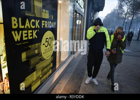 Paris, Frankreich. November 24, 2018 - Paris, Frankreich: Demonstranten tragen gelbe Weste bauen Barrikaden und Zusammentreffen mit Bereitschaftspolizei auf der Champs-Elysees avenue. Was anfing als Protest gegen die steigenden Treibstoffpreise in kochendes Zorn an Präsident Emmanuel Längestrich gedreht hat. Zu Zusammenstößen, wenn Demonstranten versuchten ihren Weg in Richtung der Elysee Palace zu zwingen, das französische Präsidentenamt. *** Frankreich/KEINE VERKÄUFE IN DEN FRANZÖSISCHEN MEDIEN *** Credit: Idealink Fotografie/Alamy leben Nachrichten Stockfoto