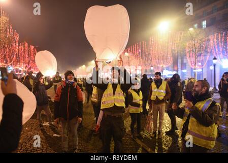 Paris, Frankreich. November 24, 2018 - Paris, Frankreich: Demonstranten tragen gelbe Weste auf der Champs-Elysees avenue demonstrieren. Was anfing als Protest gegen die steigenden Treibstoffpreise in kochendes Zorn an Präsident Emmanuel Längestrich gedreht hat. Zu Zusammenstößen, wenn Demonstranten versuchten ihren Weg in Richtung der Elysee Palace zu zwingen, das französische Präsidentenamt. *** Frankreich/KEINE VERKÄUFE IN DEN FRANZÖSISCHEN MEDIEN *** Credit: Idealink Fotografie/Alamy leben Nachrichten Stockfoto