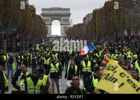 Paris, Frankreich. November 24, 2018 - Paris, Frankreich: Demonstranten tragen gelbe Weste auf der Champs-Elysees avenue demonstrieren. Was anfing als Protest gegen die steigenden Treibstoffpreise in kochendes Zorn an Präsident Emmanuel Längestrich gedreht hat. Zu Zusammenstößen, wenn Demonstranten versuchten ihren Weg in Richtung der Elysee Palace zu zwingen, das französische Präsidentenamt. *** Frankreich/KEINE VERKÄUFE IN DEN FRANZÖSISCHEN MEDIEN *** Credit: Idealink Fotografie/Alamy leben Nachrichten Stockfoto