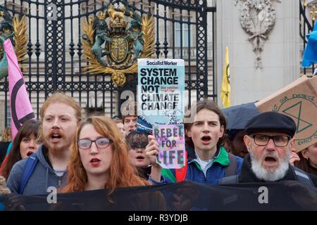 Samstag, 24. November 2018. Klimawandel Kampagne Gruppe Aussterben Rebellion ein Protest gegen Klimawandel vor den Toren des Buckingham Palace - London, Vereinigtes Königreich, Stockfoto