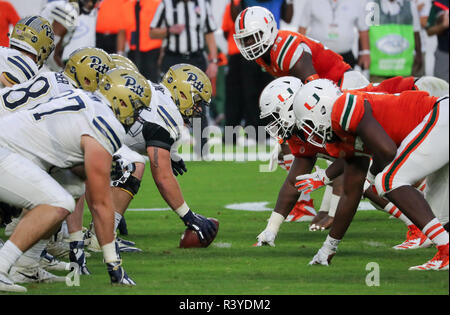 Miami Gardens, Florida, USA. 24 Nov, 2018. Die Pittsburgh Panthers spielen gegen Wirt Miami Hurricanes während eines College Football Spiel im Hard Rock Stadion in Miami Gardens, Florida. Die Hurrikane gewann 24-3. Mario Houben/CSM/Alamy leben Nachrichten Stockfoto