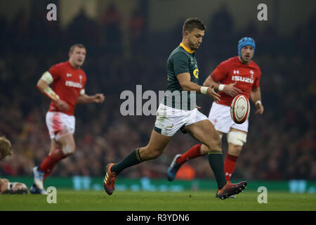 Handre Pollard von Südafrika in Aktion. Wales v Südafrika, unter Rüstung Serie Herbst internationale Rugby Spiel im Fürstentum Stadium in Cardiff, Wales, Großbritannien am Samstag, den 24. November 2018. pic von Andrew Obstgarten/Alamy Leben Nachrichten BITTE BEACHTEN SIE FÜR REDAKTIONELLE VERWENDEN SIE NUR BILD VERFÜGBAR. Stockfoto