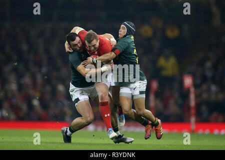 Hadleigh Parkes von Wales © gestoppt. Wales v Südafrika, unter Rüstung Serie Herbst internationale Rugby Spiel im Fürstentum Stadium in Cardiff, Wales, Großbritannien am Samstag, den 24. November 2018. pic von Andrew Obstgarten/Alamy Live News BITTE FÜR REDAKTIONELLE NUR VERWENDEN HINWEIS BILD VERFÜGBAR. Stockfoto