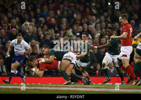 Liam Williams von Wales (l) Kerben seine Mannschaften 2. Versuchen. Wales v Südafrika, unter Rüstung Serie Herbst internationale Rugby Spiel im Fürstentum Stadium in Cardiff, Wales, Großbritannien am Samstag, den 24. November 2018. pic von Andrew Obstgarten/Alamy Leben Nachrichten BITTE BEACHTEN SIE FÜR REDAKTIONELLE VERWENDEN SIE NUR BILD VERFÜGBAR. Stockfoto