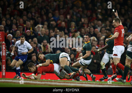 Liam Williams von Wales (l) Kerben seine Mannschaften 2. Versuchen. Wales v Südafrika, unter Rüstung Serie Herbst internationale Rugby Spiel im Fürstentum Stadium in Cardiff, Wales, Großbritannien am Samstag, den 24. November 2018. pic von Andrew Obstgarten/Alamy Leben Nachrichten BITTE BEACHTEN SIE FÜR REDAKTIONELLE VERWENDEN SIE NUR BILD VERFÜGBAR. Stockfoto