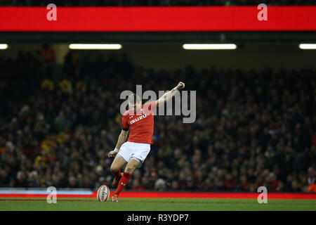 Dan Biggar von Wales tritt. Wales v Südafrika, unter Rüstung Serie Herbst internationale Rugby Spiel im Fürstentum Stadium in Cardiff, Wales, Großbritannien am Samstag, den 24. November 2018. pic von Andrew Obstgarten/Alamy Leben Nachrichten BITTE BEACHTEN SIE FÜR REDAKTIONELLE VERWENDEN SIE NUR BILD VERFÜGBAR. Stockfoto