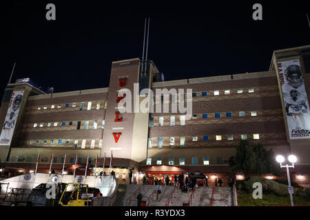 Las Vegas, NV, USA. 24 Nov, 2018. Eine Außenansicht von Sam Boyd Stadium vor Beginn der NCAA Football Spiel mit der Nevada Wolf Pack und die UNLV Rebellen in Las Vegas, NV. Christopher Trim/CSM/Alamy leben Nachrichten Stockfoto