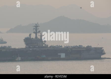 Hong Kong. 24. November 2018. Das Bild stellt den Flugzeugträger USS Ronald Reagan (CVN 76) in der Nähe der südlich der Insel Tsing Yi in Hongkong verankert, mit einigen kleineren Boote in der Nähe von ihr, das Bild wurde während des Sonnenuntergangs am 24. November 2018 erschossen. Credit: Chun-Li/Alamy leben Nachrichten Stockfoto