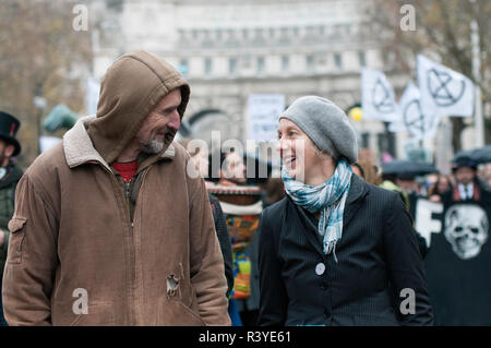 Aussterben Rebellion Mitkämpfer Roger Hallam (links) und Dr. Gail Bradbroock (rechts) an der Vorderseite des März gesehen. Tausende von Demonstranten aus der neuen Aussterben Rebellion Klimawandel Bewegung erfaßt am Parliament Square für eine Gedenkstätte und Trauermarsch durch London. Demonstranten, die Ehre erwiesen, das Leben durch den Klimawandel verloren, und marschierte mit einem Sarg von den Parliament Square, Buckingham Palace. Stockfoto