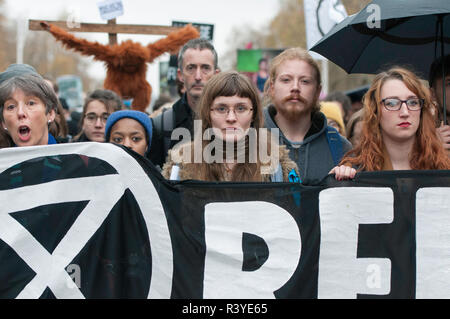 Umweltaktivisten gesehen halten ein Banner während des Protestes. Tausende von Demonstranten aus der neuen Aussterben Rebellion Klimawandel Bewegung erfaßt am Parliament Square für eine Gedenkstätte und Trauermarsch durch London. Demonstranten, die Ehre erwiesen, das Leben durch den Klimawandel verloren, und marschierte mit einem Sarg von den Parliament Square, Buckingham Palace. Stockfoto