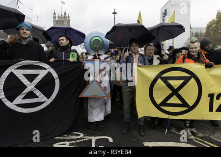 London, Greater London, UK. 24 Nov, 2018. Demonstranten banner Durchführung während der März. Tausende von Demonstranten aus der neuen Aussterben Rebellion Klimawandel Bewegung erfaßt am Parliament Square für eine Gedenkstätte und Trauermarsch durch London. Demonstranten, die Ehre erwiesen, das Leben durch den Klimawandel verloren, und marschierte mit einem Sarg von den Parliament Square, Buckingham Palace. Quelle: Andres Pantoja/SOPA Images/ZUMA Draht/Alamy leben Nachrichten Stockfoto