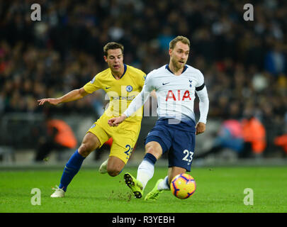 London, Großbritannien. 24 Nov, 2018. Christian Eriksen (R) von Tottenham Hotspur Mias mit Cesar Azpilicueta während der Englischen Premier League match Im Wembley Stadion in London, Großbritannien an November 24, 2018. Tottenham gewann 3-1. Credit: Marek Dorcik/Xinhua/Alamy leben Nachrichten Stockfoto