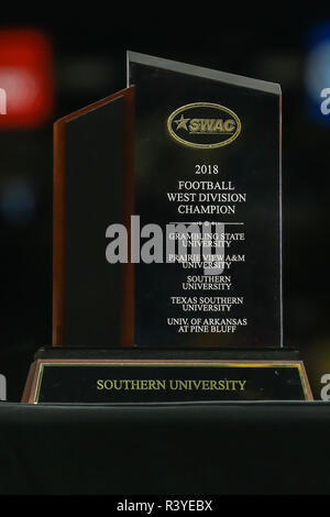 New Orleans, LA, USA. 24 Nov, 2018. SWAC Trophäe an der südlichen Universität Jaguare gegeben, nachdem das Spiel zwischen der Grambling State Tiger und der südlichen Universität Jaguare bei Mercedes-Benz Superdome in New Orleans, LA. Stephen Lew/CSM/Alamy leben Nachrichten Stockfoto