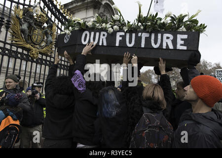 London, Greater London, UK. 24 Nov, 2018. Aktivisten gesehen, die einen Sarg im März. Tausende von Demonstranten aus der neuen Aussterben Rebellion Klimawandel Bewegung erfaßt am Parliament Square für eine Gedenkstätte und Trauermarsch durch London. Demonstranten, die Ehre erwiesen, das Leben durch den Klimawandel verloren, und marschierte mit einem Sarg von den Parliament Square, Buckingham Palace. Quelle: Andres Pantoja/SOPA Images/ZUMA Draht/Alamy leben Nachrichten Stockfoto