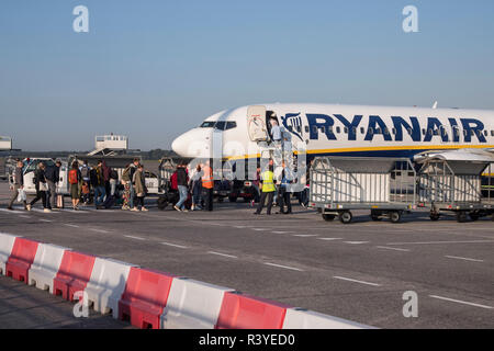 Die Fluggäste in Ryanair Boeing 737-800 Flugzeug auf dem Flughafen Eindhoven, Niederlande. Ryanair ist Europas größte Low Cost Airline mit einer einzigen Art Flotte der Boeing 737-800. Ryanair vor kurzem geändert Es ist Handgepäck Politik nur eine kleine für sich. Stockfoto