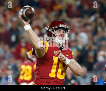 November 24, 2018 USC Trojans quarterback JT Daniels (18) wirft einen Pass während der Fußball-Spiel zwischen den Notre Dame Fighting Irish und die USC Trojans am Los Angeles Coliseum in Los Angeles, Kalifornien. Charles Baus/CSM Stockfoto