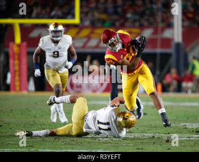 November 24, 2018 USC Trojans zurück laufen Vavae Malepeai (29) Trägt die Kugel während der Fußball-Spiel zwischen den Notre Dame Fighting Irish und die USC Trojans am Los Angeles Coliseum in Los Angeles, Kalifornien. Charles Baus/CSM Stockfoto