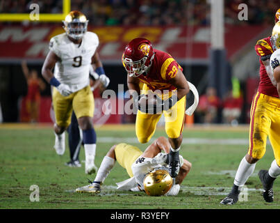 November 24, 2018 USC Trojans zurück laufen Vavae Malepeai (29) Trägt die Kugel während der Fußball-Spiel zwischen den Notre Dame Fighting Irish und die USC Trojans am Los Angeles Coliseum in Los Angeles, Kalifornien. Charles Baus/CSM Stockfoto