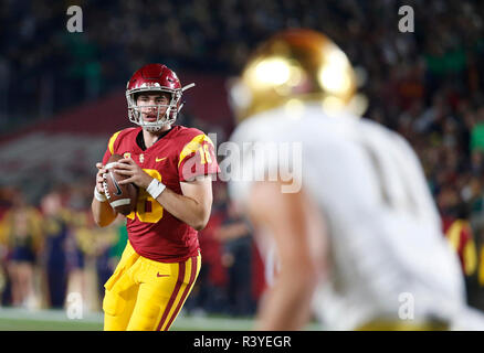 November 24, 2018 USC Trojans quarterback JT Daniels (18) wirft einen Pass während der Fußball-Spiel zwischen den Notre Dame Fighting Irish und die USC Trojans am Los Angeles Coliseum in Los Angeles, Kalifornien. Charles Baus/CSM Stockfoto