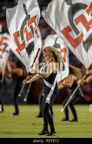 San Diego, Kalifornien, USA. 24 Nov, 2018. SDSU Color Guard durning NCAA Football Spiel zwischen den Hawaii Rainbow Warriors und San Diego State 24.11.2008 an SDCCU Stadion in San Diego, Kalifornien. Michael Cazares/Cal Sport Media. Credit: Csm/Alamy leben Nachrichten Stockfoto