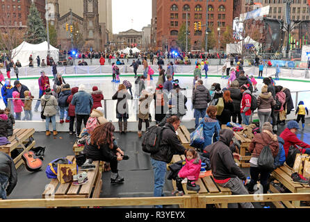 Cleveland, Ohio, USA. 24 Nov, 2018. Die Cleveland Public Square saisonale Eisbahn während der 36. jährlichen Cleveland Winterfest, urlaub Tradition bringt Tausende downtown für das Festival und Baum Beleuchtung Zeremonie eröffnet. Credit: Mark Kanning/Alamy Leben Nachrichten. Stockfoto