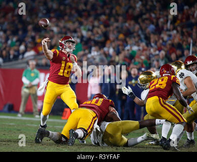 November 24, 2018 USC Trojans quarterback JT Daniels (18) wirft einen Pass während der Fußball-Spiel zwischen den Notre Dame Fighting Irish und die USC Trojans am Los Angeles Coliseum in Los Angeles, Kalifornien. Charles Baus/CSM Stockfoto