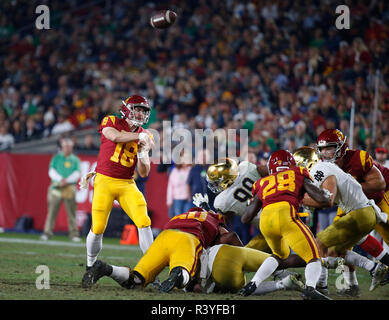 November 24, 2018 USC Trojans quarterback JT Daniels (18) wirft einen Pass während der Fußball-Spiel zwischen den Notre Dame Fighting Irish und die USC Trojans am Los Angeles Coliseum in Los Angeles, Kalifornien. Charles Baus/CSM Stockfoto