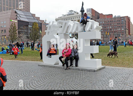 Cleveland, Ohio, USA. 24 Nov, 2018. Die Besucher der Innenstadt von Cleveland Ohio für die Familienfreundliche 36th jährliche Winterfest finden Ein fotogenes Struktur zeigen, Sie sind in Cleveland. Die Kunst im öffentlichen Raum "# Dies ist CLE" bezieht sich auf die Cleveland Airport Code von CLE. Credit: Mark Kanning/Alamy Leben Nachrichten. Stockfoto