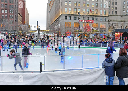 Cleveland, Ohio, USA. 24 Nov, 2018. Festivalbesucher Leute aufzupassen Eislaufen auf dem Cleveland Foundation Eisbahn in der Innenstadt von Cleveland, Ohio während der 36. jährlichen Winterfest. Die saisonale Eisbahn öffnet offiziell während des Festivals und bleibt so lange geöffnet, bis Februar. Credit: Mark Kanning/Alamy Leben Nachrichten. Stockfoto