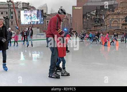 Cleveland, Ohio, USA. 24 Nov, 2018. Menschen gehen auf die Eisbahn im Freien während der Saison geöffnet. Die Cleveland Foundation Eislaufbahn ist kostenlos für die Teilnehmer an der 36. jährlichen Cleveland Winterfest auf einen öffentlichen Platz in der Innenstadt von Cleveland, Ohio, USA. Credit: Mark Kanning/Alamy Leben Nachrichten. Stockfoto