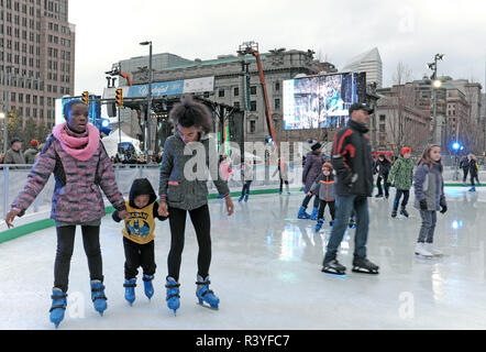 Cleveland, Ohio, USA. 24 Nov, 2018. Zwei Mädchen halten die Hände eines Jungen, während sie ihre Weise um te Cleveland Foundation Eislaufbahn in öffentlichen Platz in der Innenstadt von Cleveland, Ohio, USA. Das saisonal geöffnete Eislaufbahn offiziell eröffnet und kostenlos an die Teilnehmer der All-Tag 2018 Winterfest in der Innenstadt von Cleveland. Das Winterfest ist ein familienfreundliches Festival mit Aktivitäten spreadout überall in der Innenstadt von Cleveland und gipfelt in der Abend mit der Beleuchtung der Bäume und Feuerwerk. Credit: Mark Kanning/Alamy Leben Nachrichten. Stockfoto