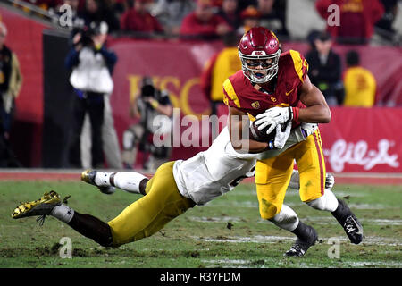 Los Angeles, Kalifornien, USA. 24 Nov, 2018. CA. USC Trojans wide receiver Amon-Ra St. Braun (8) fängt den Pass und läuft in Aktion im vierten Quartal des NCAA Football Spiel zwischen den USC Trojans und die Notre Dame Fighting Irish am Kolosseum in Los Angeles, Kalifornien. Die Notre Dame Fighting Irish besiegen die USC Trojans 24-17. Obligatorische Photo Credit: Louis Lopez/CSM/Alamy leben Nachrichten Stockfoto
