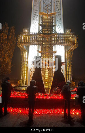 Die ukrainer gesehen Beleuchtung Kerzen während der Gedenkfeier. 85. Jahrestag Gedenkfeier am Denkmal für die Opfer der großen Hungersnot Hungersnot in Kiew, Ukraine. Die Große Hungersnot von 1932-33, in der Millionen von Hunger gestorben ist als Völkermord durch dann sowjetischen Diktator Josef Stalin durch einige bestellt. Stockfoto