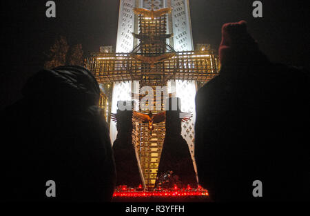 Silhouetten der Ukrainer gesehen Beleuchtung Kerzen während der Gedenkfeier. 85. Jahrestag Gedenkfeier am Denkmal für die Opfer der großen Hungersnot Hungersnot in Kiew, Ukraine. Die Große Hungersnot von 1932-33, in der Millionen von Hunger gestorben ist als Völkermord durch dann sowjetischen Diktator Josef Stalin durch einige bestellt. Stockfoto