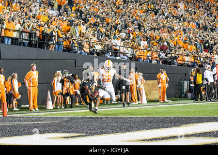 Nashville. 24 Nov, 2018. Amir Abdur-Ranman (87) macht eine Tauchen touchdownverriegelung vor baylen Buchanan (28) Während des Spiels zwischen den Tennessee Volunteers und die Vanderbilt Commodores bei Vanderbilt Stadion in Nashville. TN. Thomas McEwen/CSM/Alamy leben Nachrichten Stockfoto