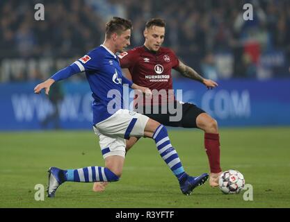 Gelsenkirchen, Deutschland. 24 Nov, 2018. firo: 24.11.2018, Fußball, 1.Bundesliga, Saison 2018/2019, FC Schalke 04 - FCN, 1.FC Nürnberg 5:2 Bastian OCZIPKA, Schalke links Duelle | Verwendung der weltweiten Kredit: dpa/Alamy leben Nachrichten Stockfoto