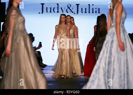 Dubai, Vereinigte Arabische Emirate. 24 Nov, 2018. Modelle zeigen Kreationen eines chinesischen Marke während des Dubai Fashion Tage in Dubai, Vereinigte Arabische Emirate, Nov. 24, 2018. Credit: Mahmoud Khaled/Xinhua/Alamy leben Nachrichten Stockfoto