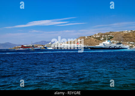 Line-up von Fähren und Kreuzfahrtschiffe im Hafen von Mykonos Stadt auf der Insel Mykonos in den Kykladen Gruppe in der Ägäis Griechenland Stockfoto