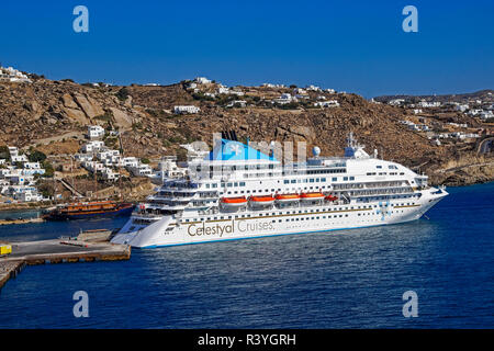 Celestyal Celestyal Crystal Cruises Kreuzfahrtschiffe im Hafen von Mykonos Stadt auf der Insel Mykonos in der Kykladen im Ägäischen Meer Griechenland günstig Stockfoto