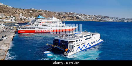 Fähren und Kreuzfahrtschiffe im Hafen von Mykonos Stadt auf der Insel Mykonos in den Kykladen Gruppe in der Ägäis Griechenland Stockfoto