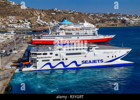 Fähren und Kreuzfahrtschiffe im Hafen von Mykonos Stadt auf der Insel Mykonos in den Kykladen Gruppe in der Ägäis Griechenland Stockfoto