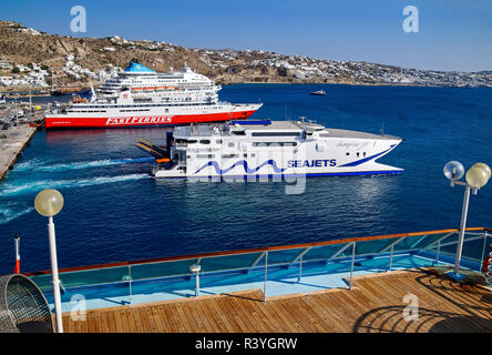 Fähren und Kreuzfahrtschiffe im Hafen von Mykonos Stadt auf der Insel Mykonos in den Kykladen Gruppe in der Ägäis Griechenland Stockfoto